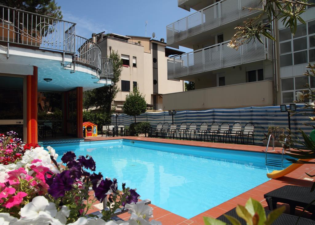 Hotel Universo Rimini Exterior foto