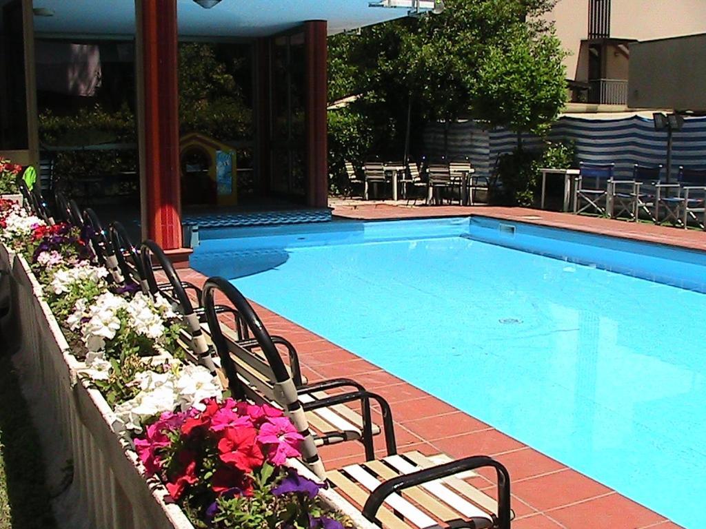 Hotel Universo Rimini Exterior foto